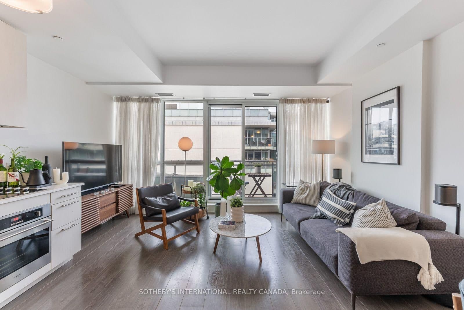 508 Wellington Street W, Unit 901 thumbnail 16