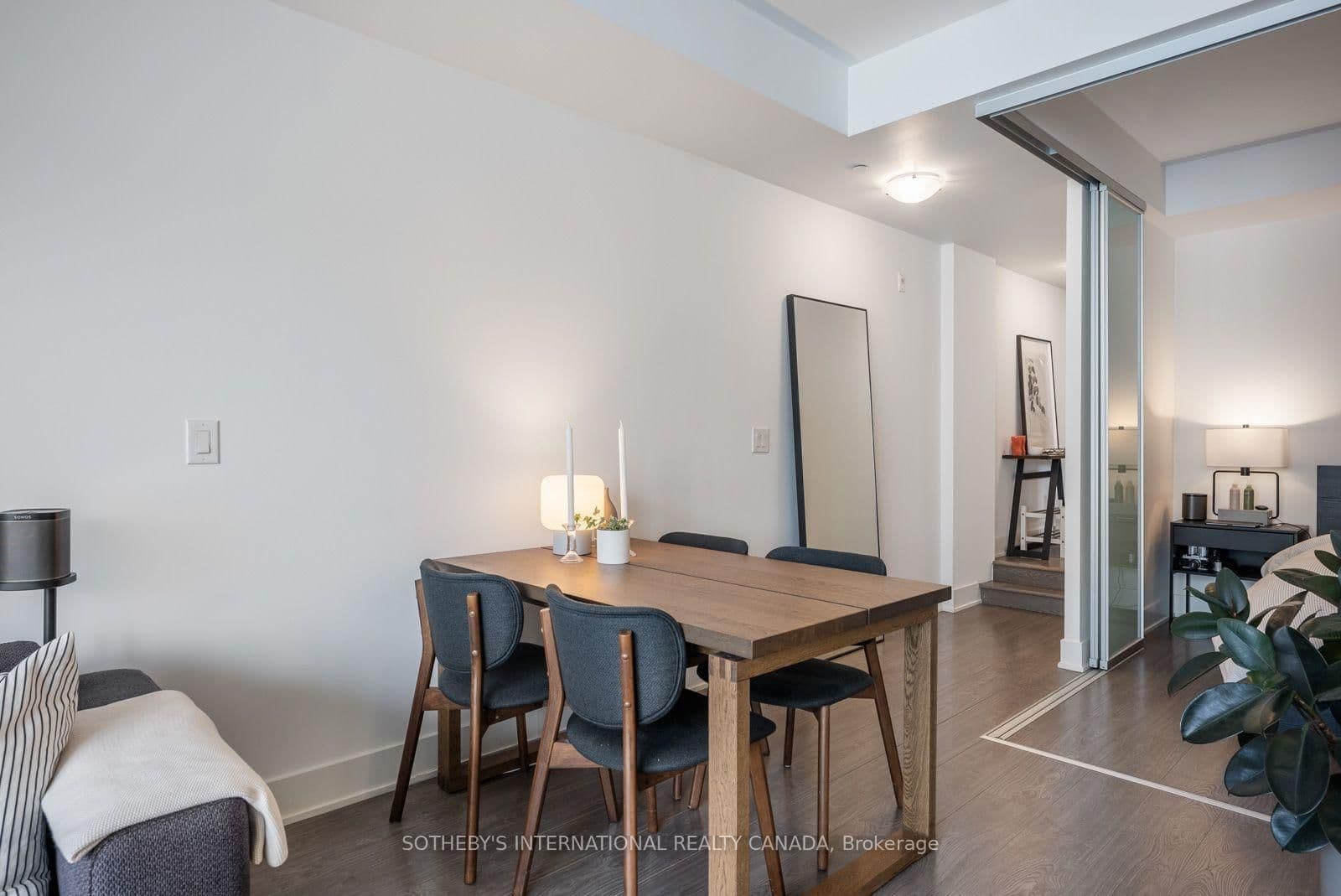 508 Wellington Street W, Unit 901 thumbnail 21