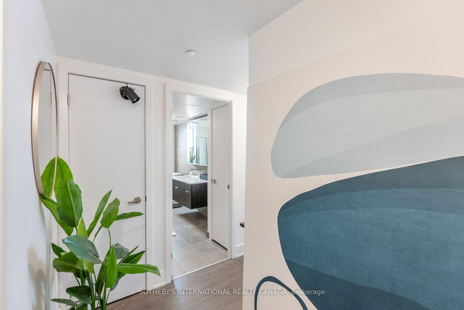 508 Wellington Street W, Unit 901 thumbnail 3