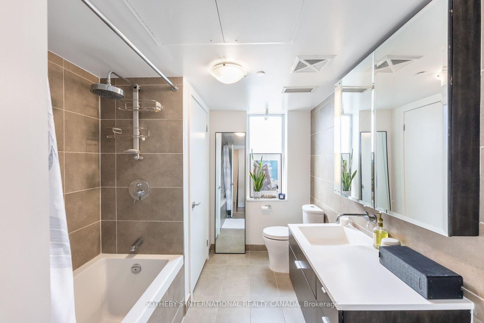 508 Wellington Street W, Unit 901 thumbnail 4