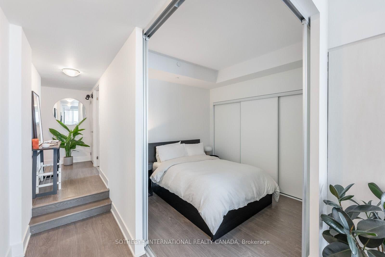 508 Wellington Street W, Unit 901 thumbnail 8