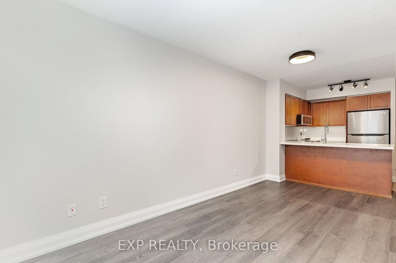 230 King Street, Unit 614 thumbnail 10