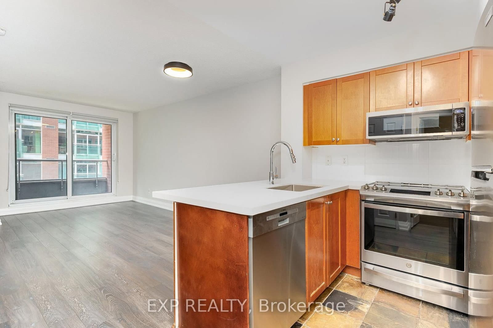 230 King Street, Unit 614 thumbnail 12