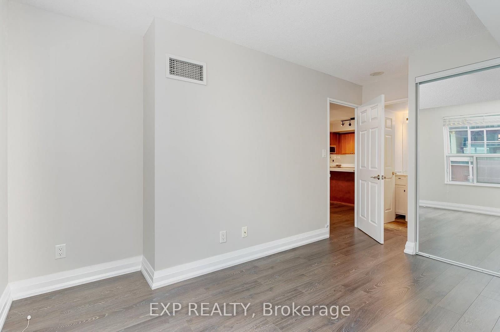 230 King Street, Unit 614 thumbnail 15