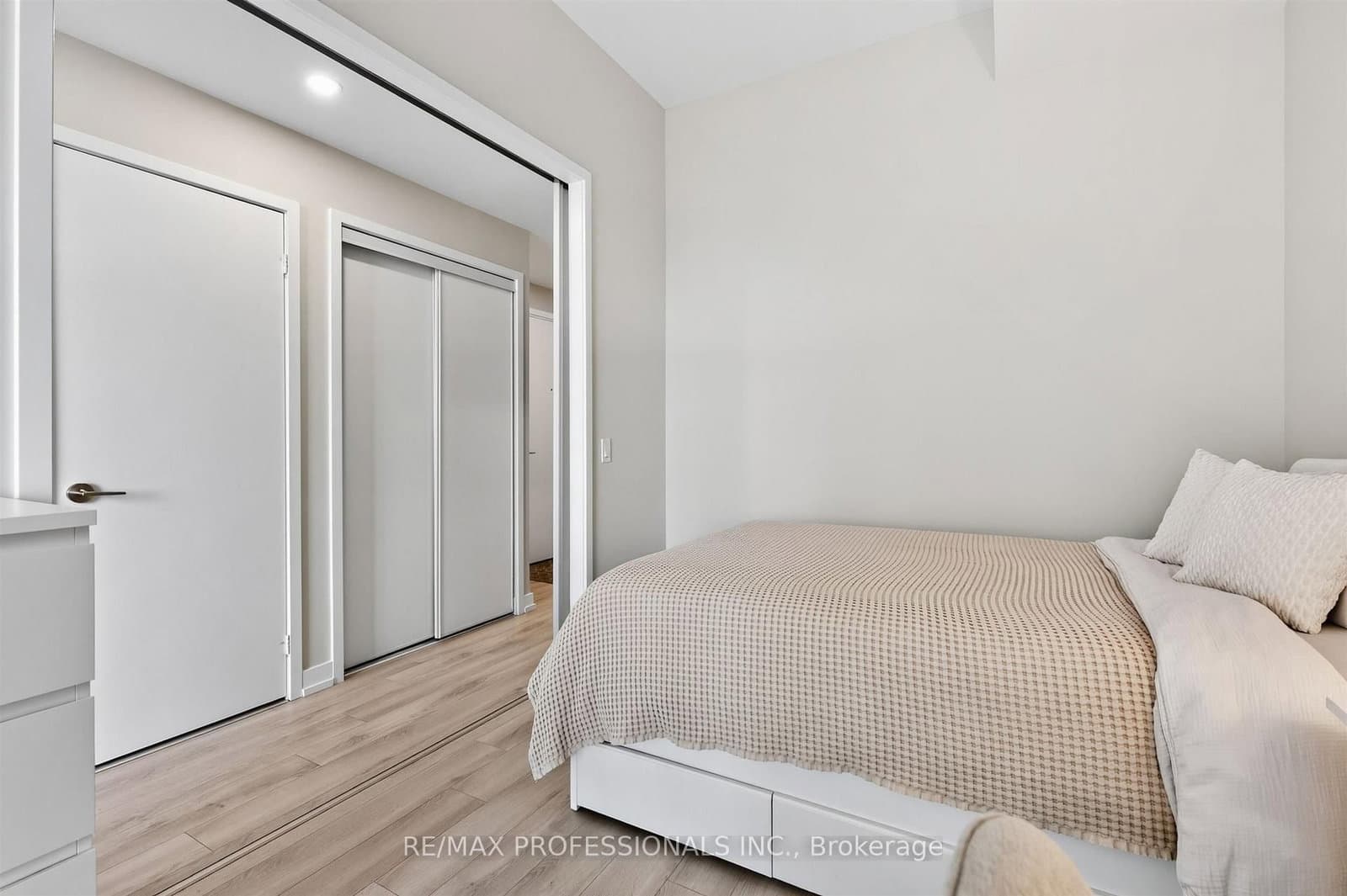 33 Helendale Avenue, Unit 1102 thumbnail 22