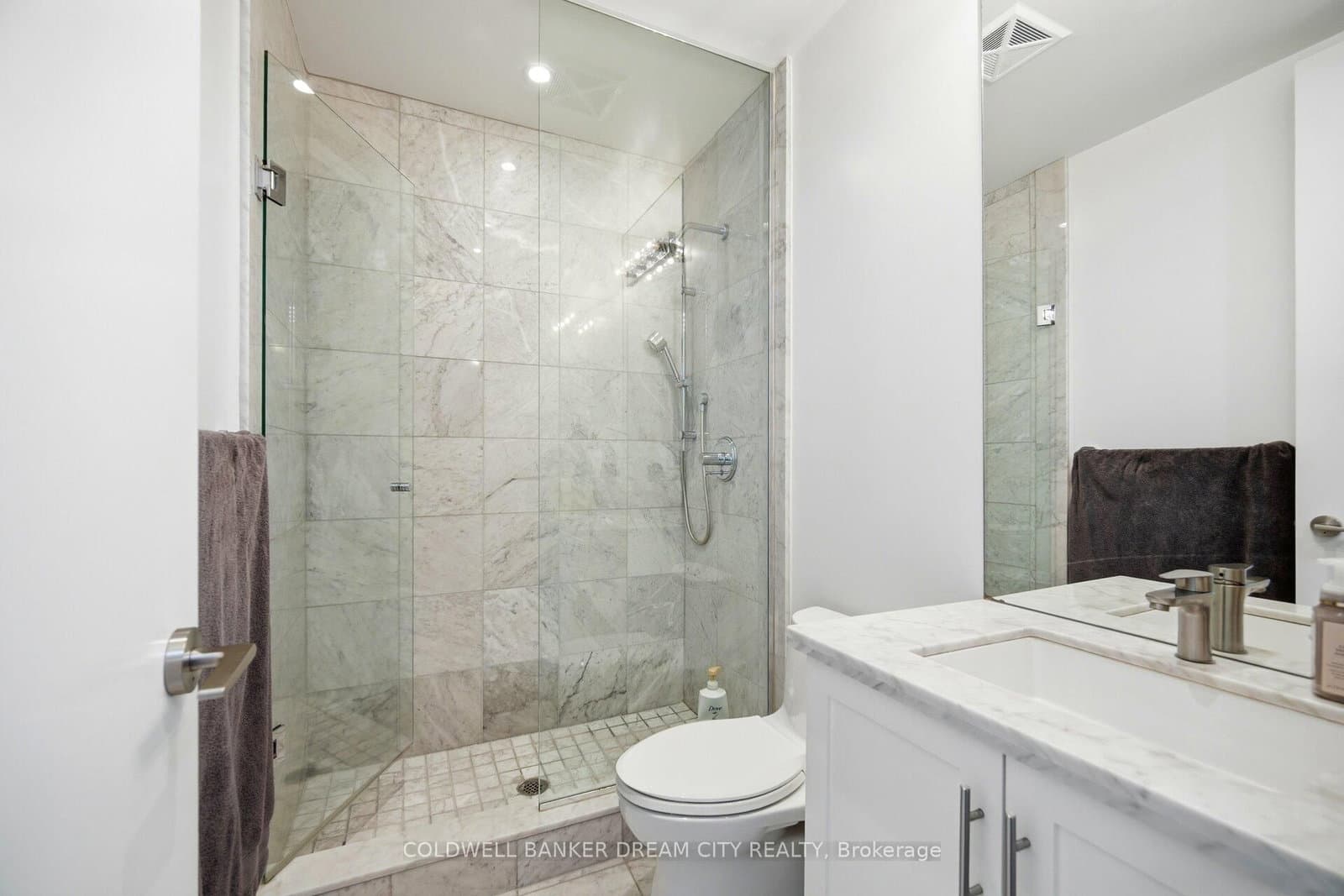 39 Queens Quay E, Unit 837 thumbnail 19