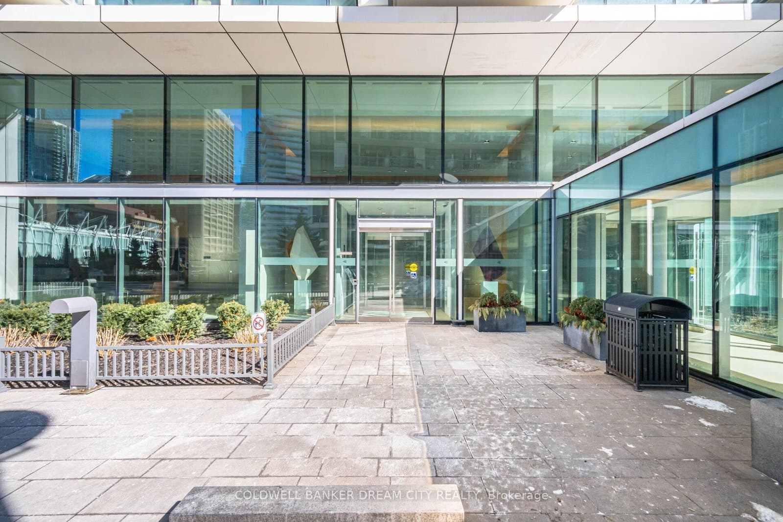 39 Queens Quay E, Unit 837 thumbnail 3