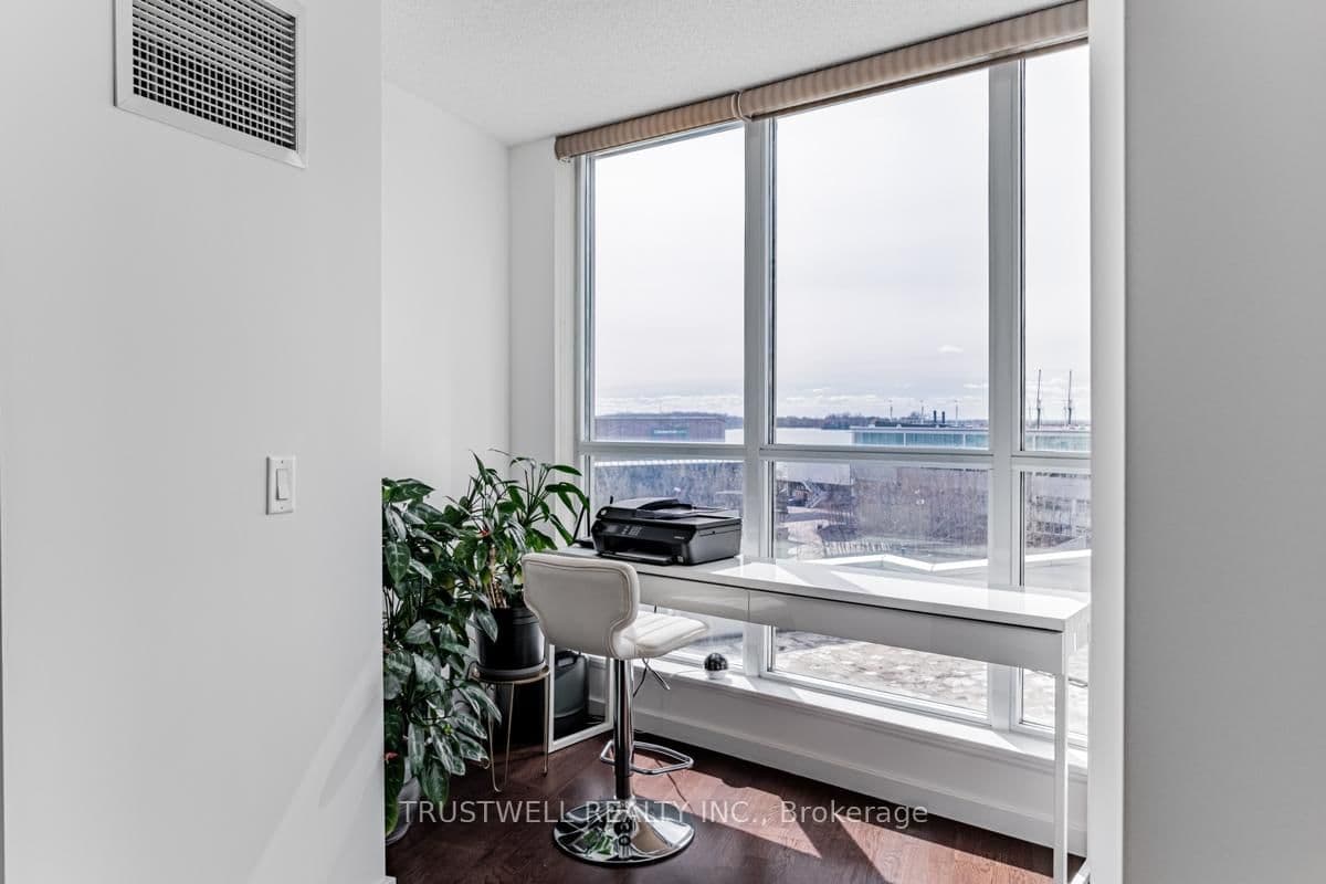 208 Queens Quay W, Unit 511 thumbnail 4