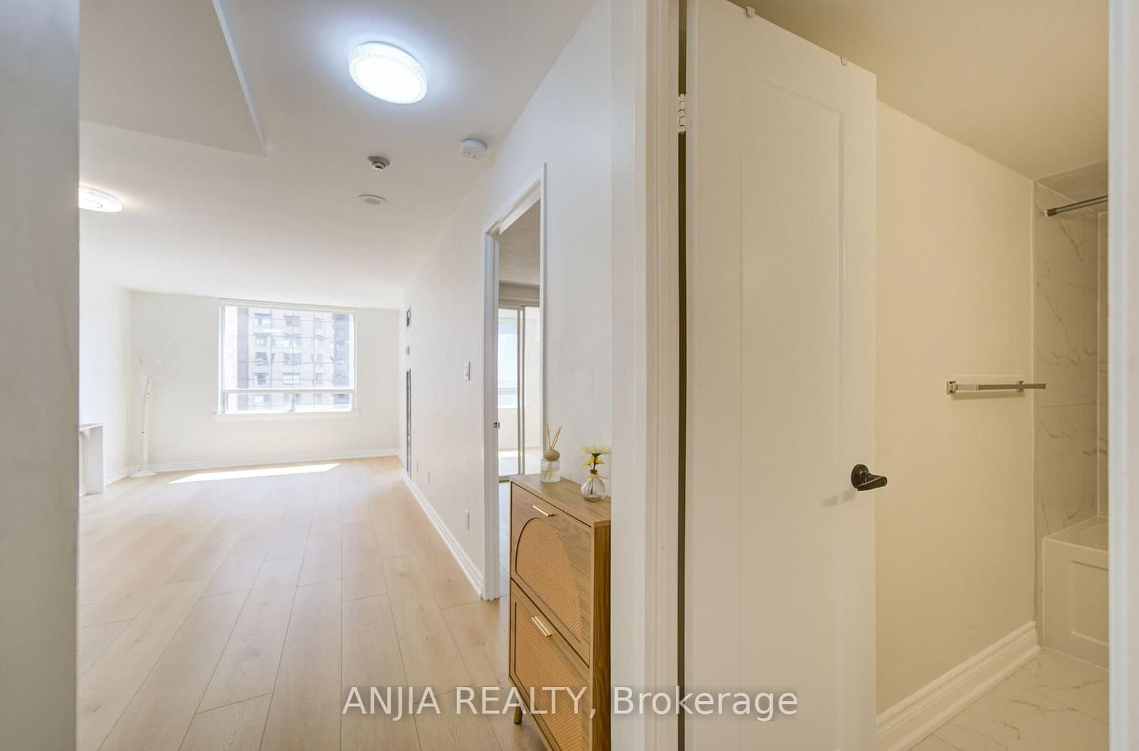 633 Bay Street, Unit 912 thumbnail 10