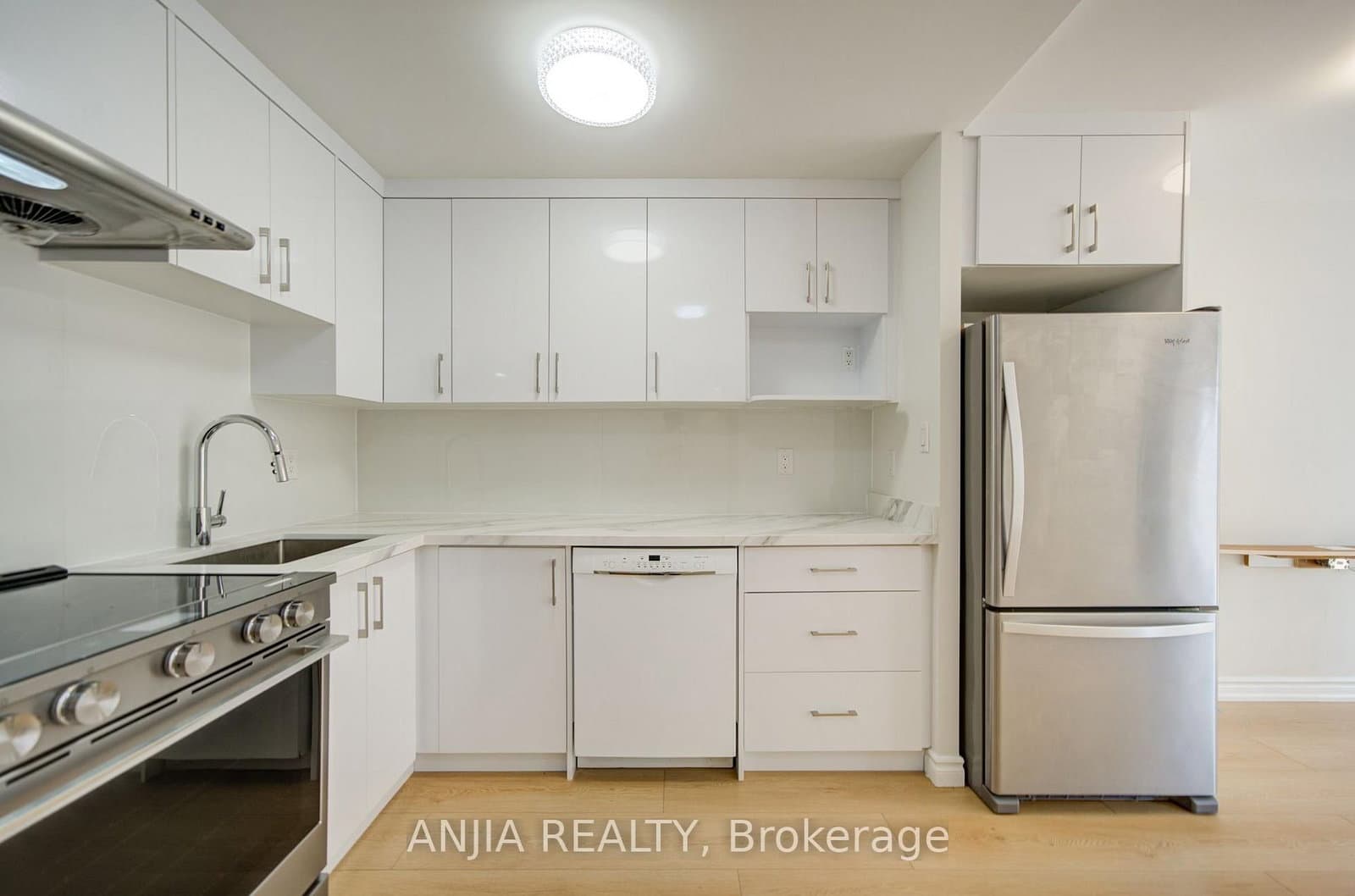 633 Bay Street, Unit 912 thumbnail 12
