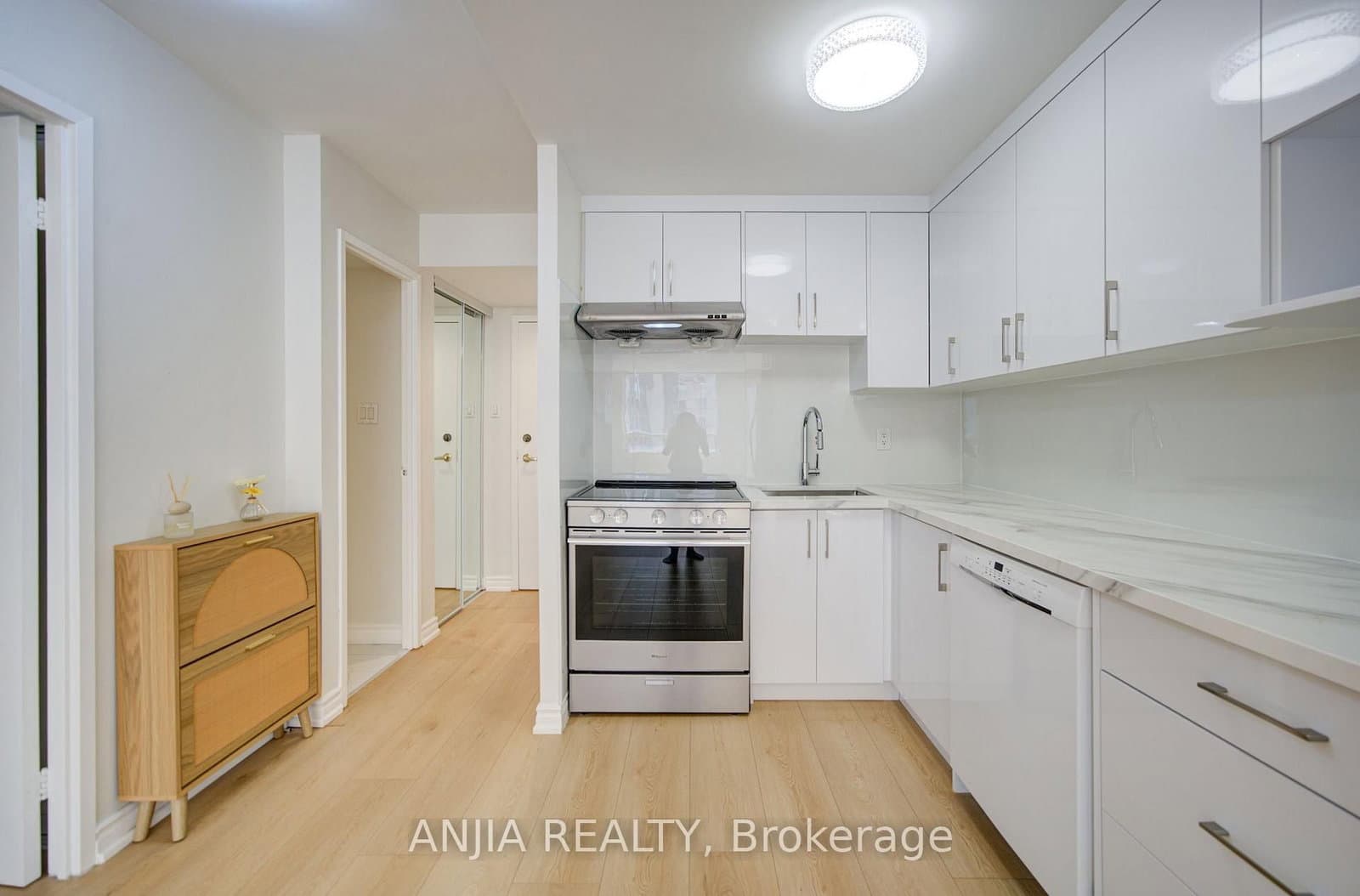 633 Bay Street, Unit 912 thumbnail 14