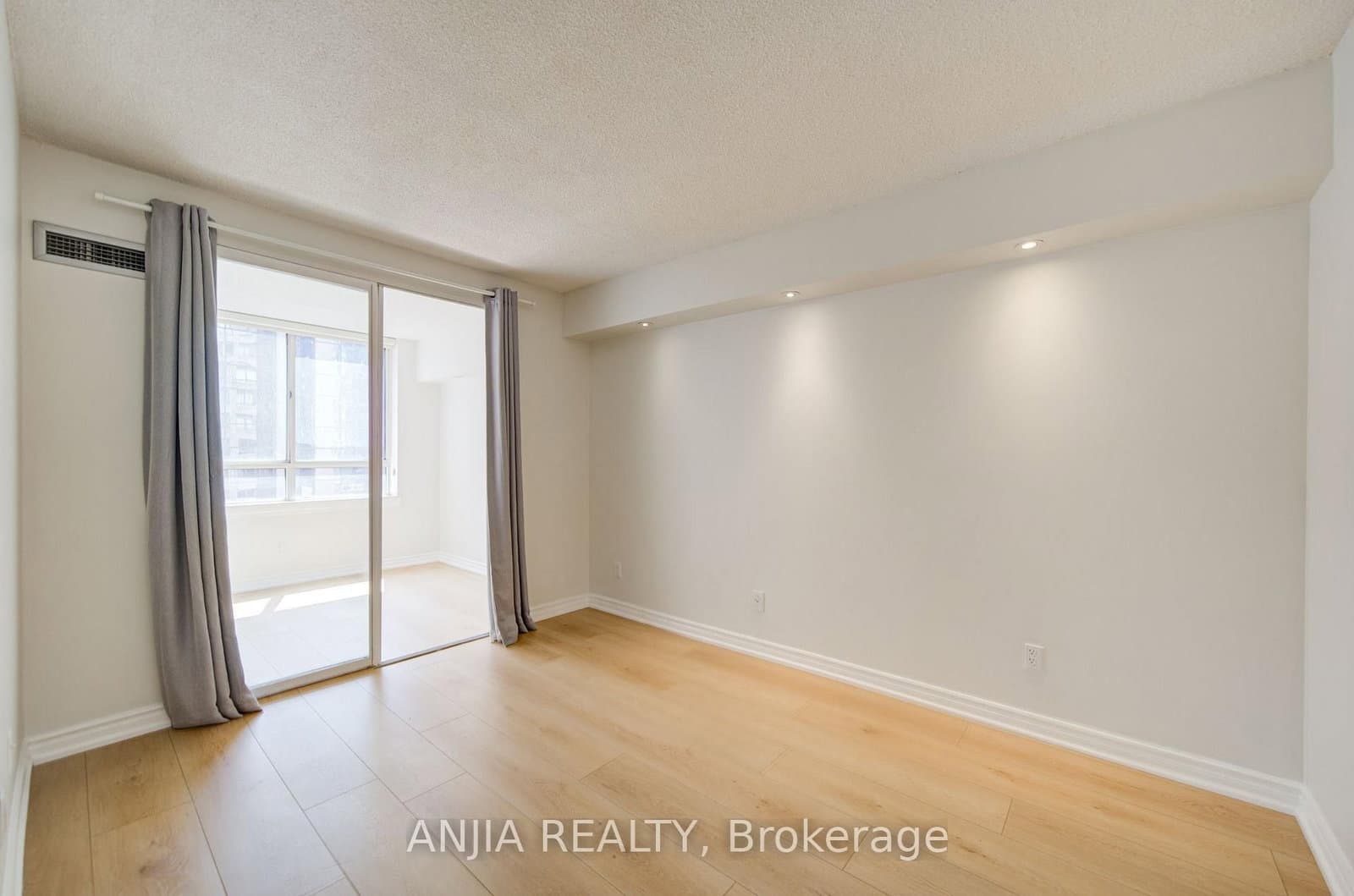 633 Bay Street, Unit 912 thumbnail 22