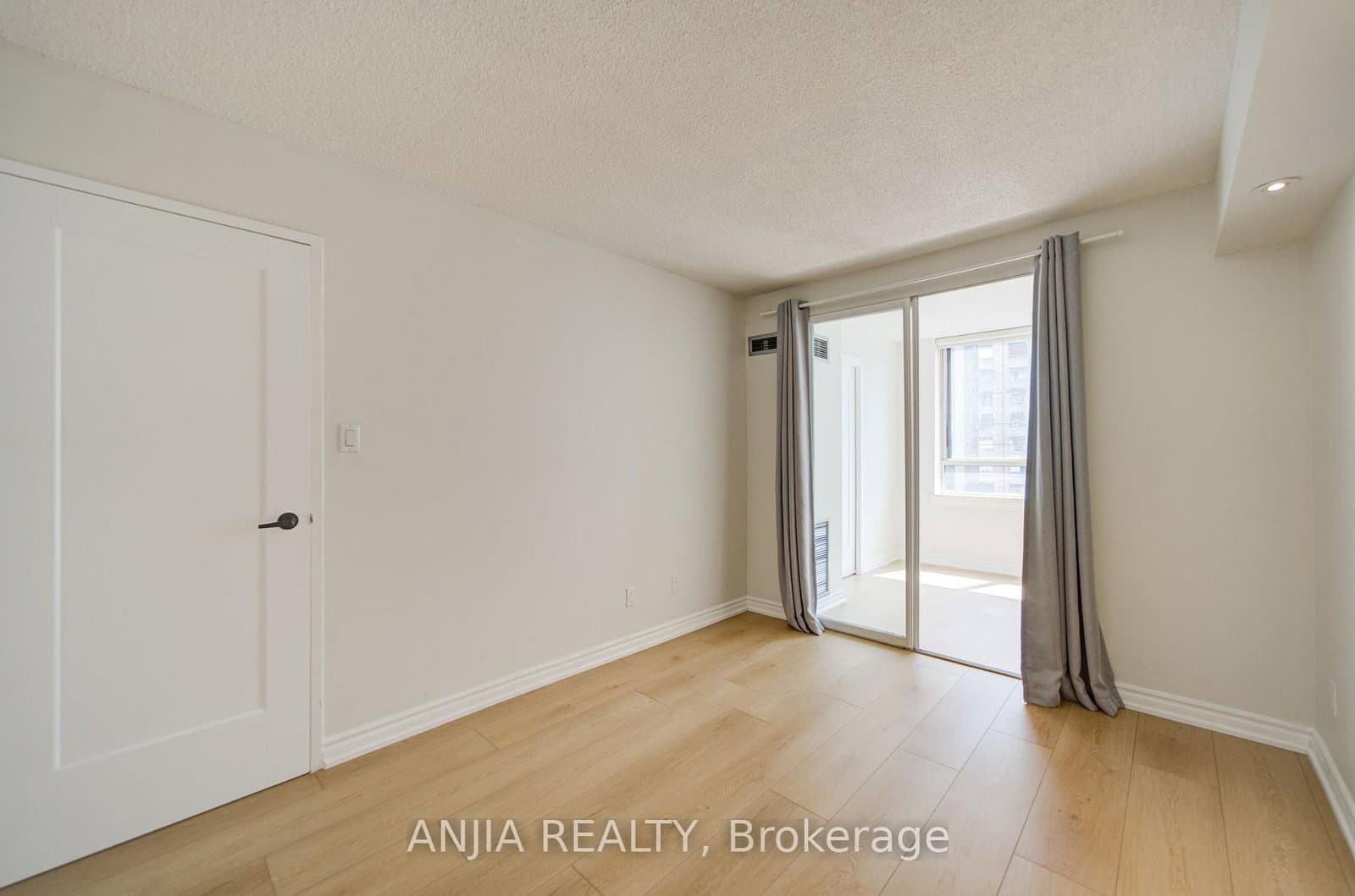 633 Bay Street, Unit 912 thumbnail 23