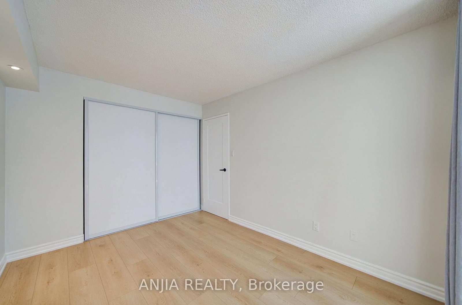 633 Bay Street, Unit 912 thumbnail 24