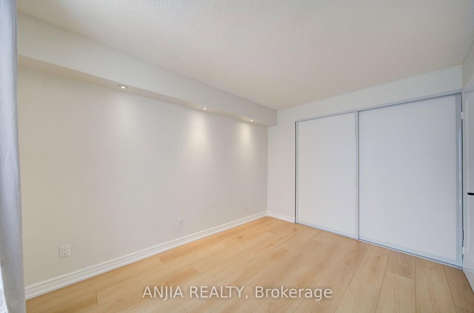 633 Bay Street, Unit 912 thumbnail 26