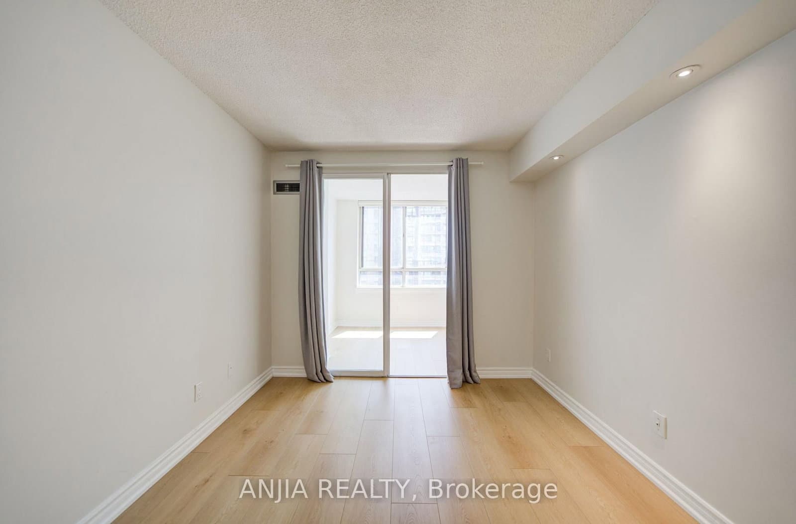 633 Bay Street, Unit 912 thumbnail 27