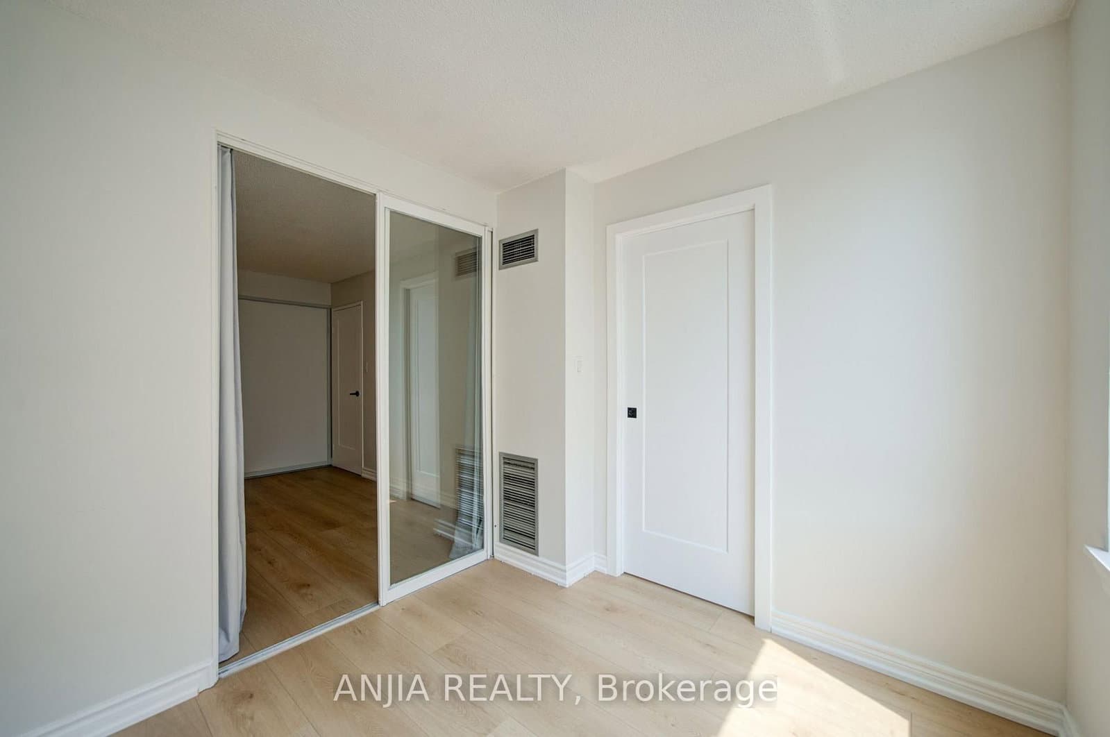633 Bay Street, Unit 912 thumbnail 28