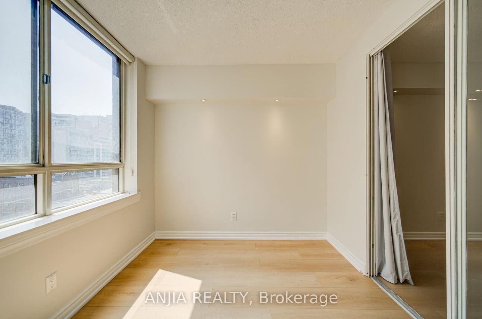 633 Bay Street, Unit 912 thumbnail 29