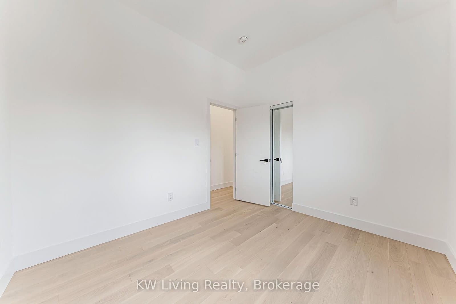 712 Eglinton Avenue E thumbnail 32