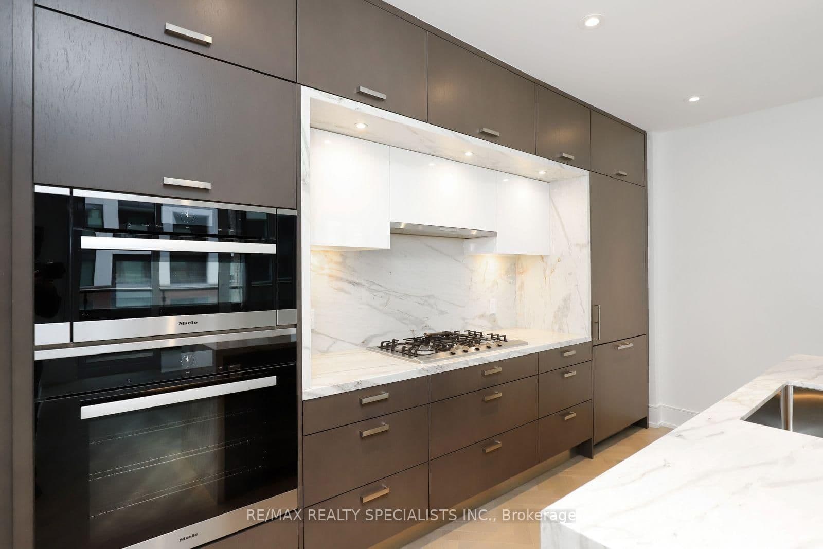 455 Wellington Street W, Unit 704 thumbnail 14