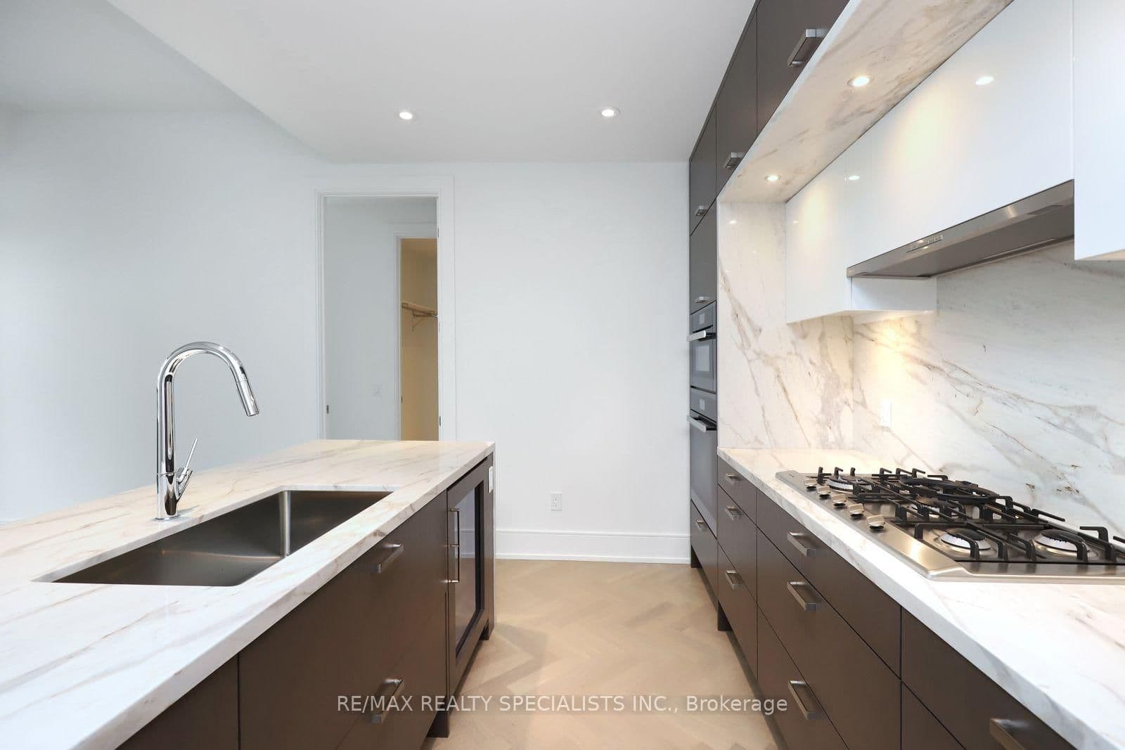 455 Wellington Street W, Unit 704 thumbnail 15