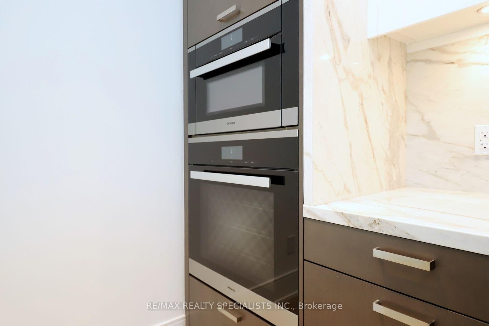 455 Wellington Street W, Unit 704 thumbnail 17