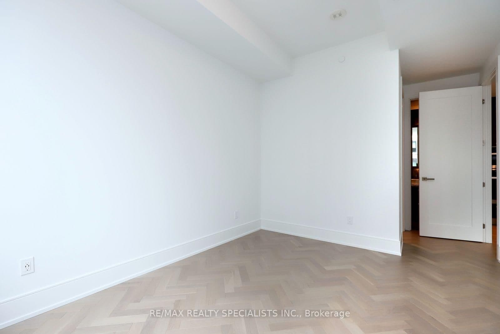 455 Wellington Street W, Unit 704 thumbnail 30