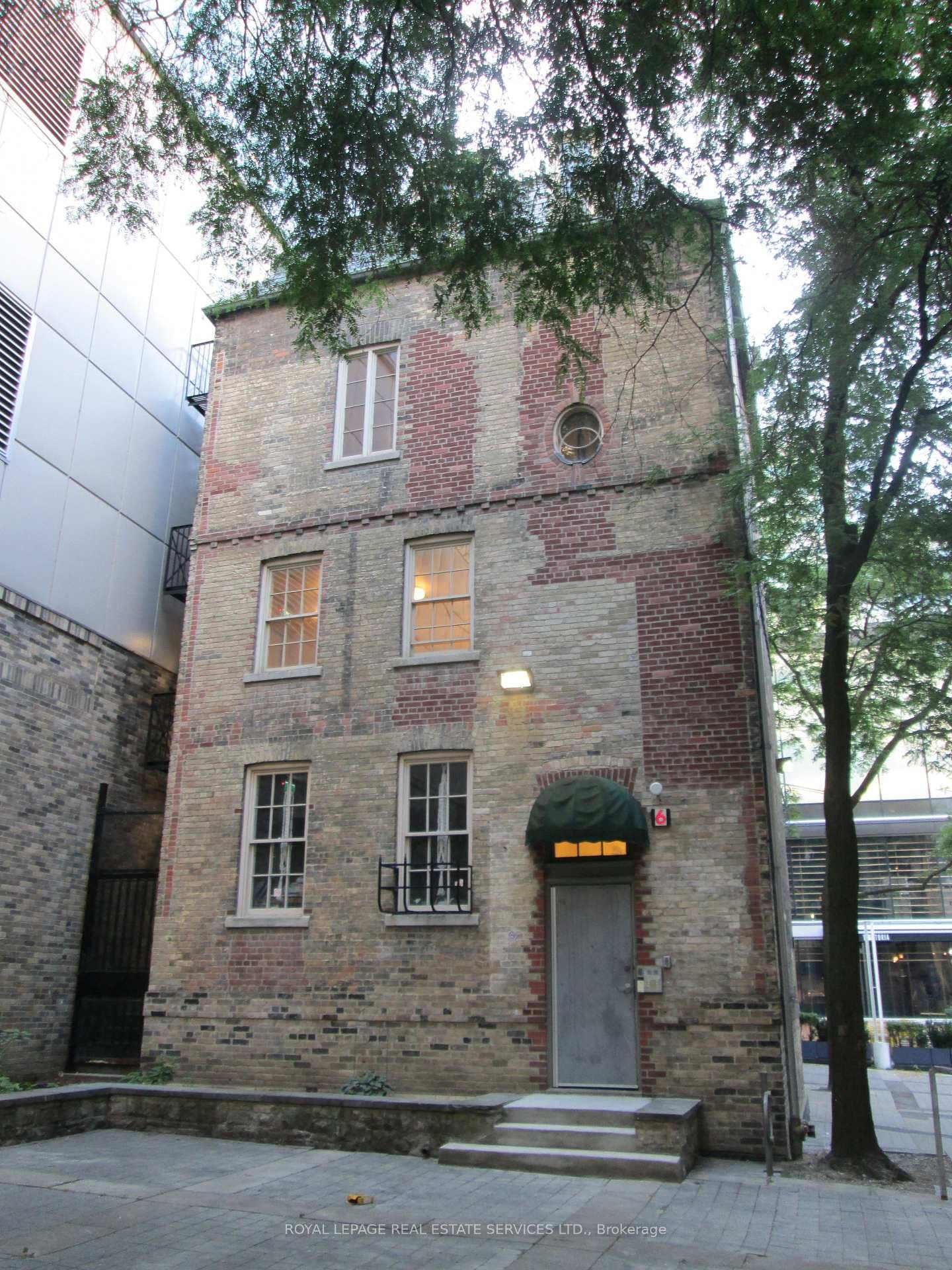 6 Trinity Square thumbnail 2