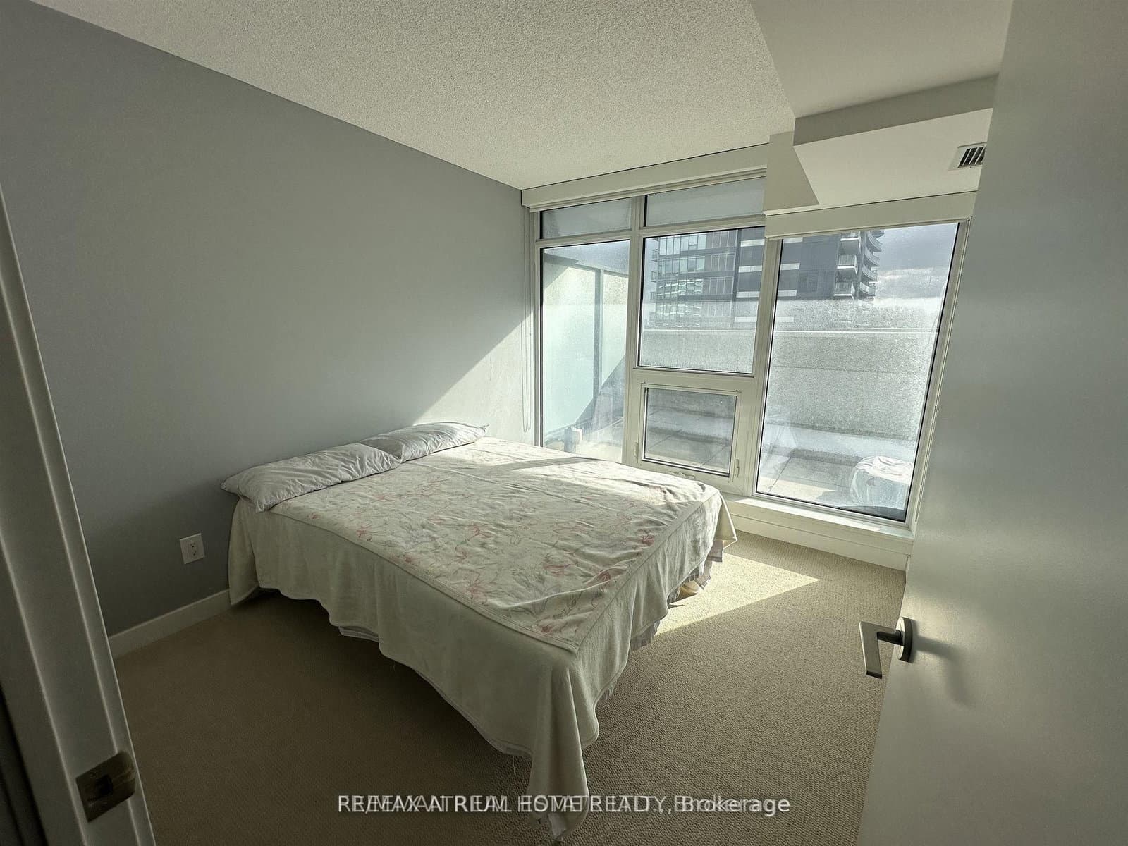 72 Esther Shiner Boulevard, Unit 320 thumbnail 9