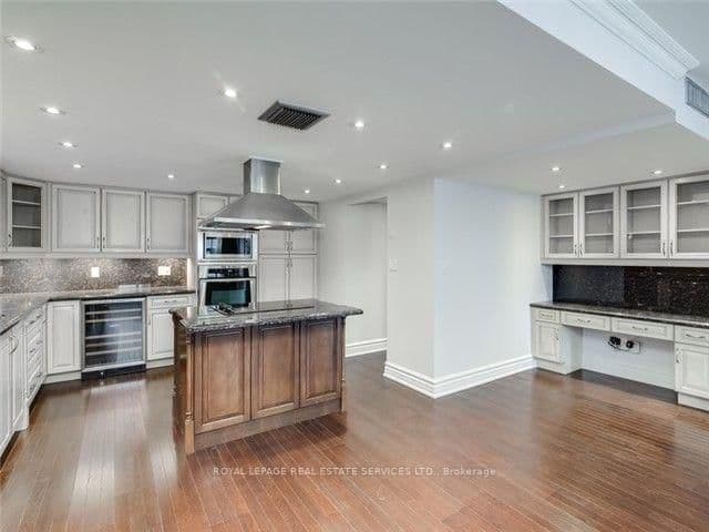 71 Charles Street E, Unit Ph1605 thumbnail 11