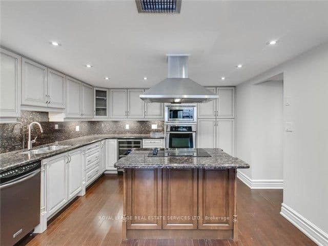 71 Charles Street E, Unit Ph1605 thumbnail 12