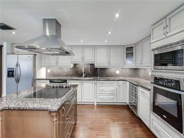 71 Charles Street E, Unit Ph1605 thumbnail 13