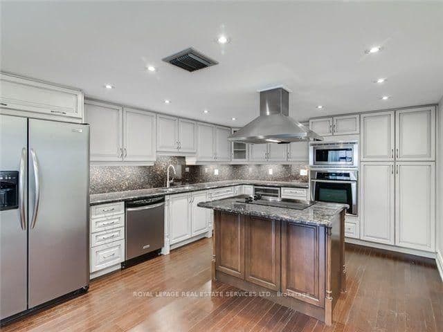 71 Charles Street E, Unit Ph1605 thumbnail 9