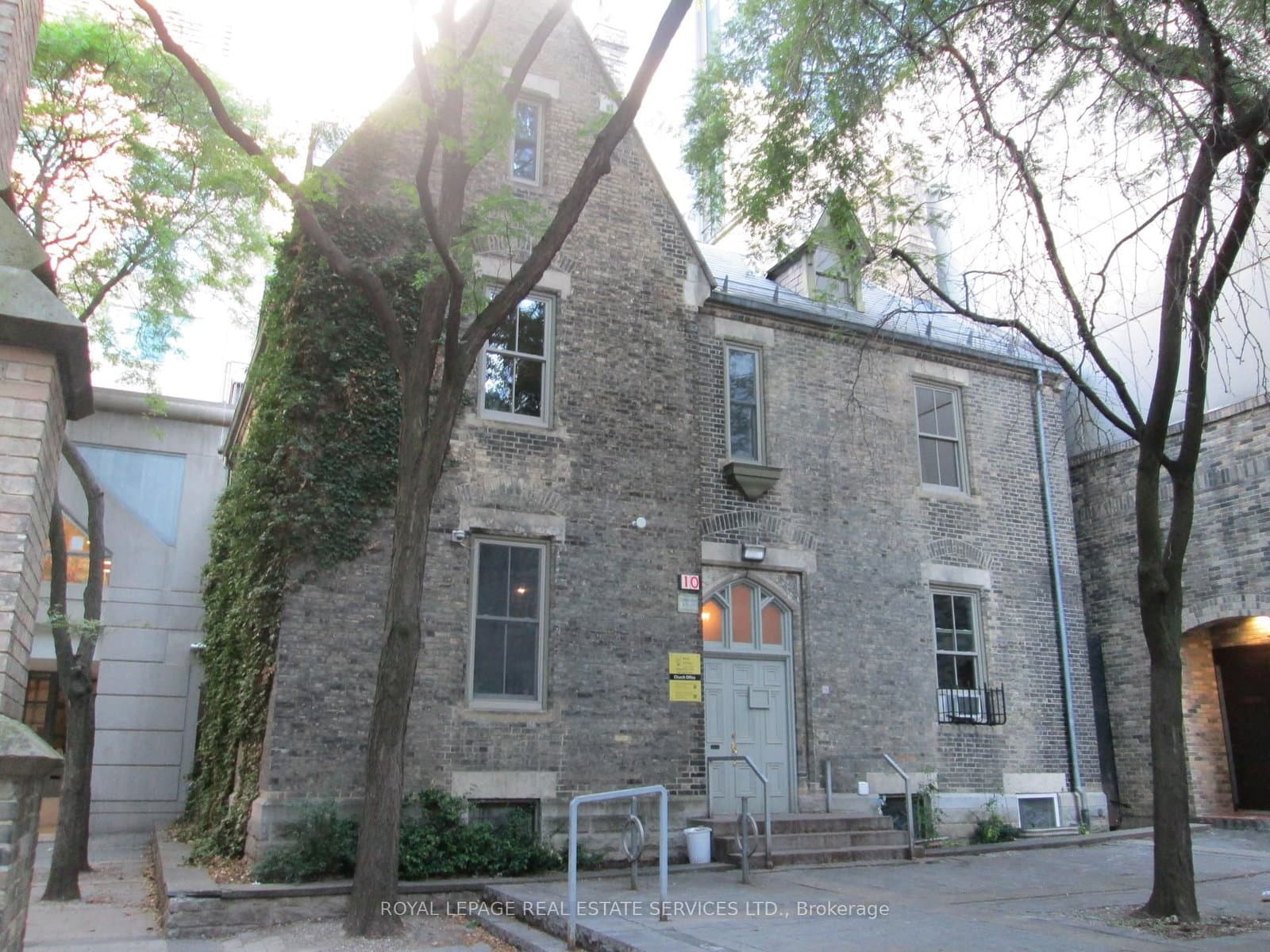 10 Trinity Square - Image 1