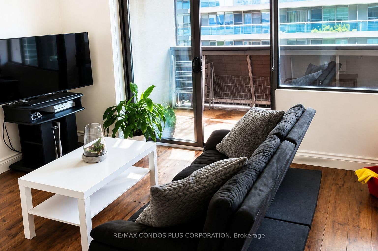 720 Spadina Avenue, Unit 1011 thumbnail 2