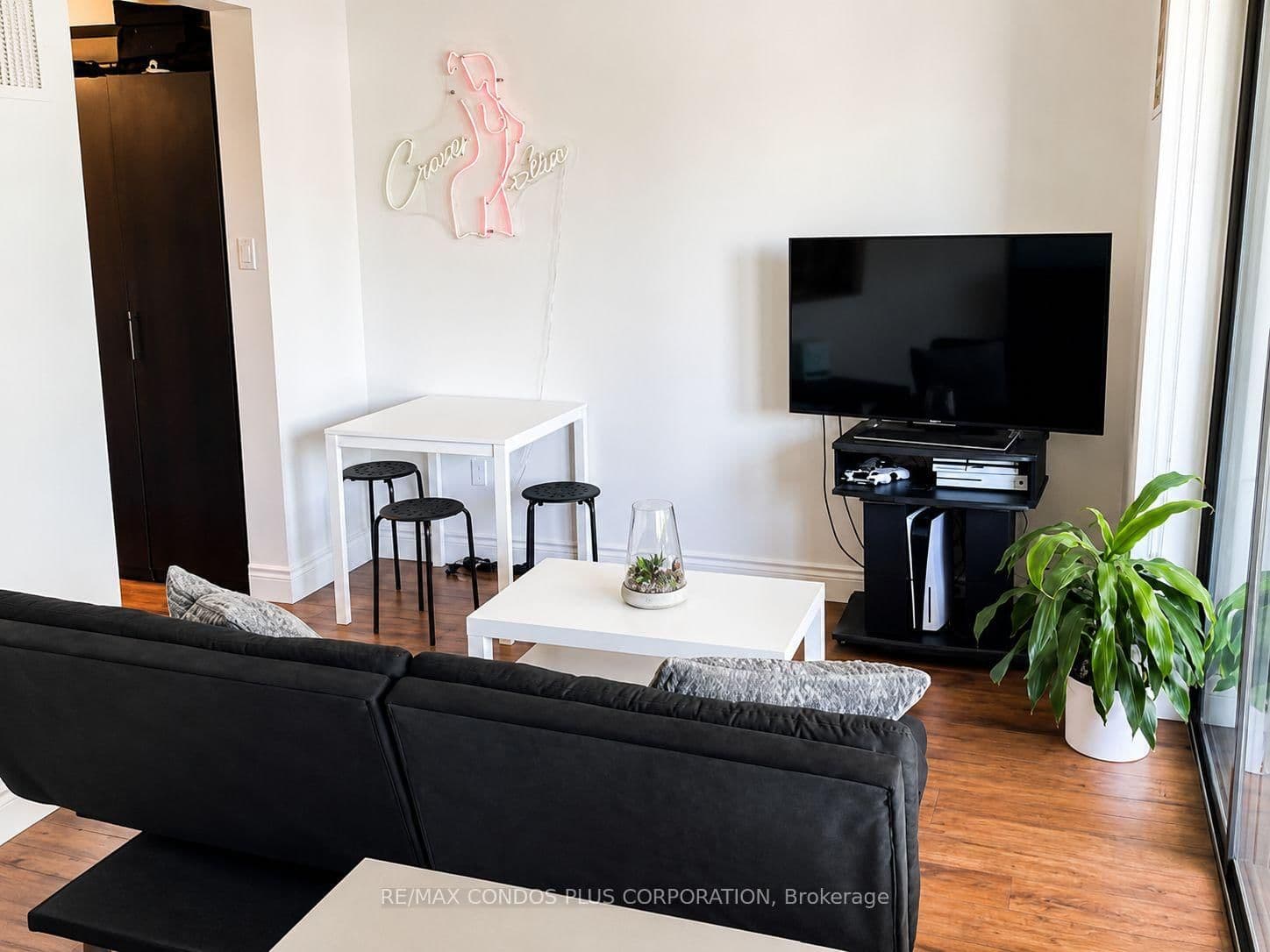 720 Spadina Avenue, Unit 1011 thumbnail 4