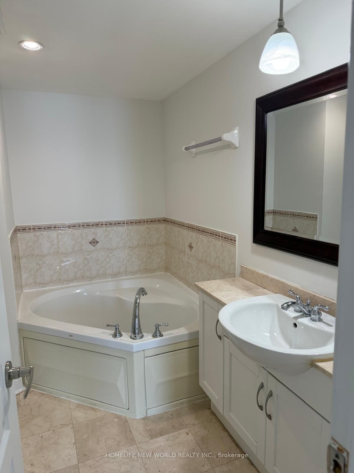 426 Kenneth Avenue, Unit 3 thumbnail 4