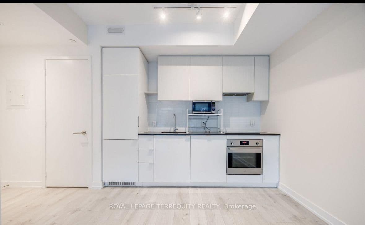 161 Roehampton Avenue, Unit 330 thumbnail 2