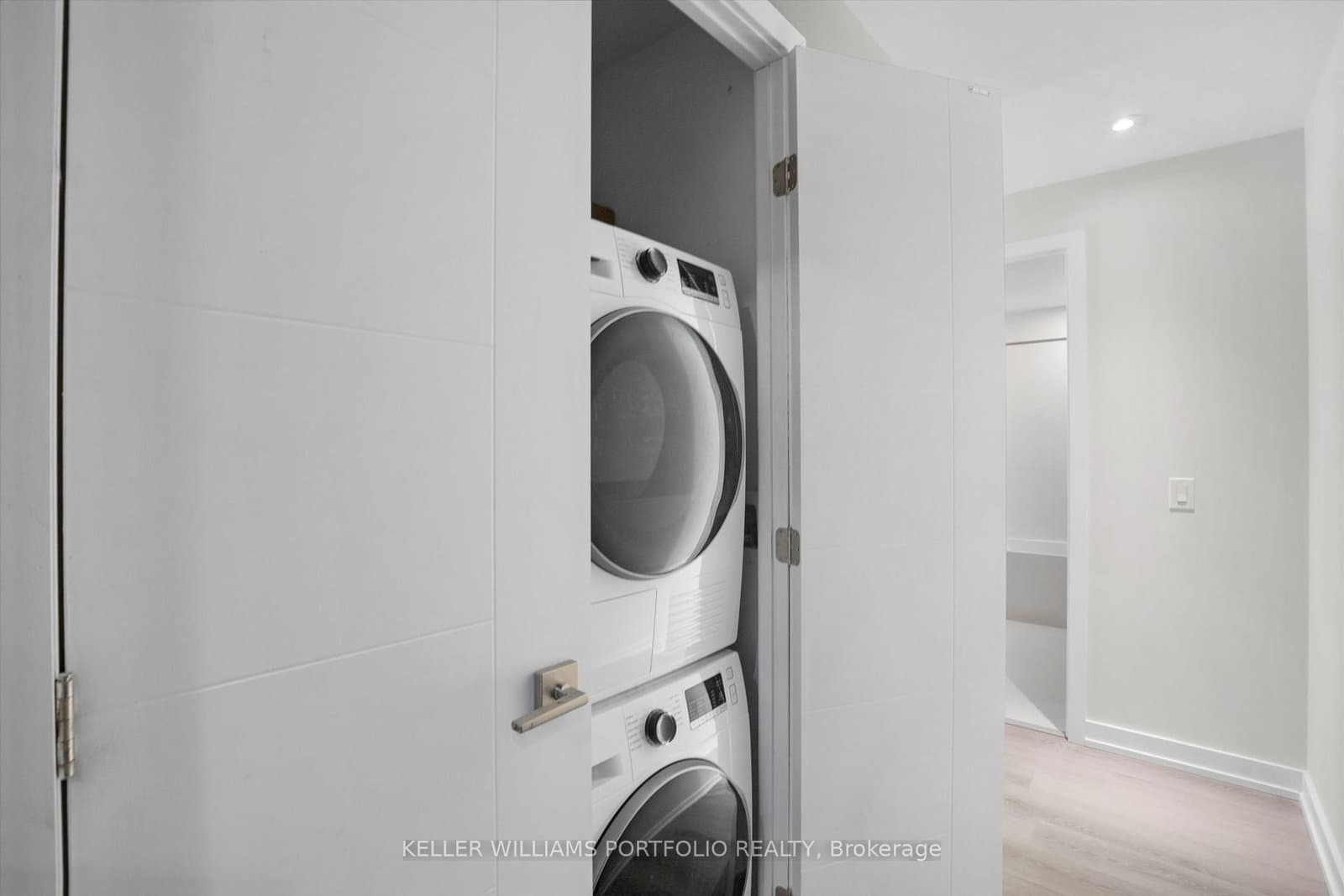 488 University Avenue, Unit 2408 thumbnail 14