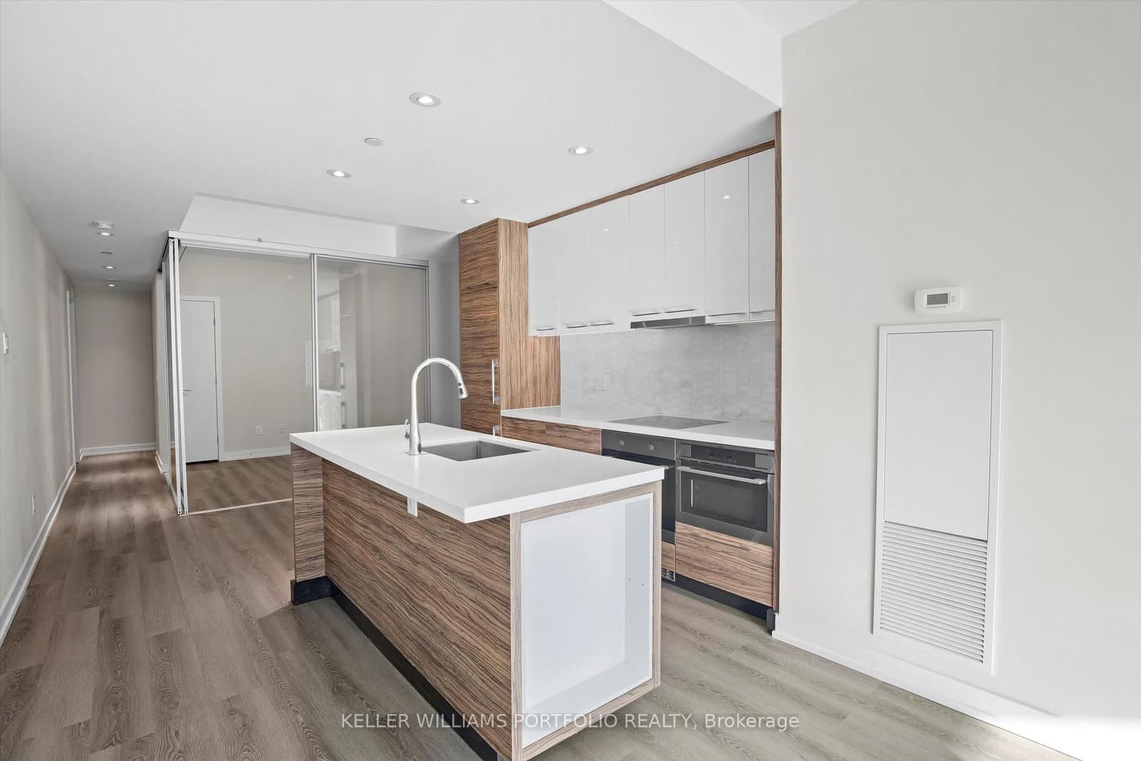 488 University Avenue, Unit 2408 thumbnail 2