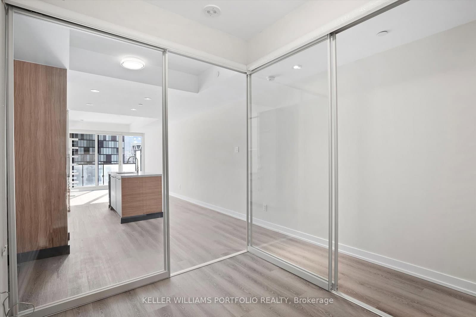 488 University Avenue, Unit 2408 thumbnail 5