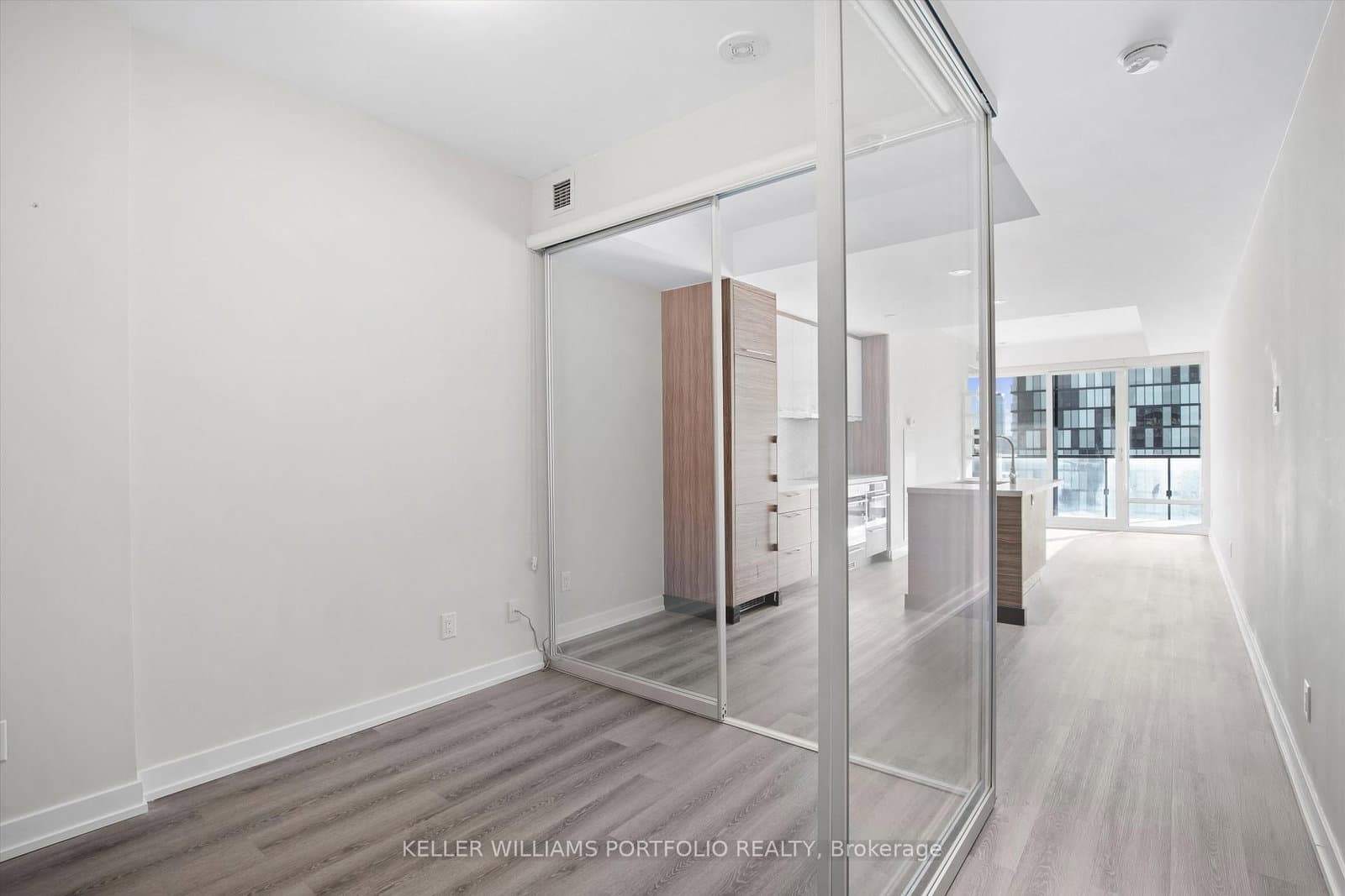 488 University Avenue, Unit 2408 thumbnail 6