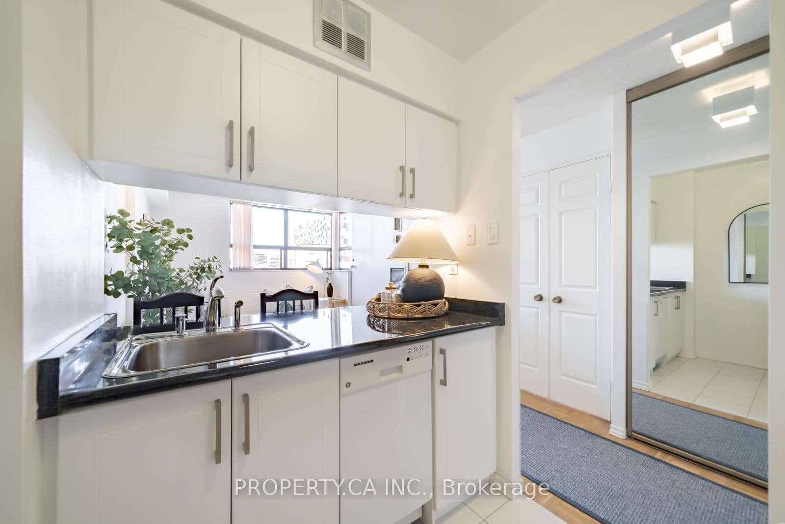 80 St Patrick Street, Unit 914 thumbnail 14