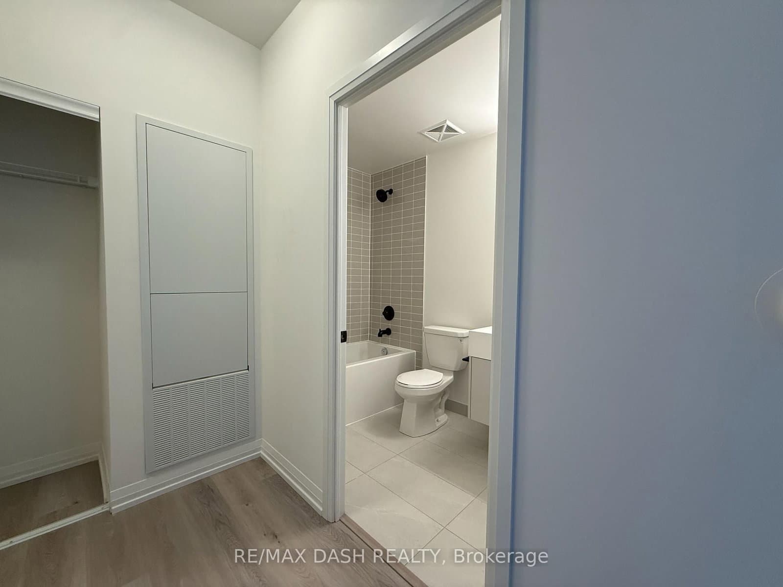 280 Dundas Street W, Unit 417 thumbnail 4