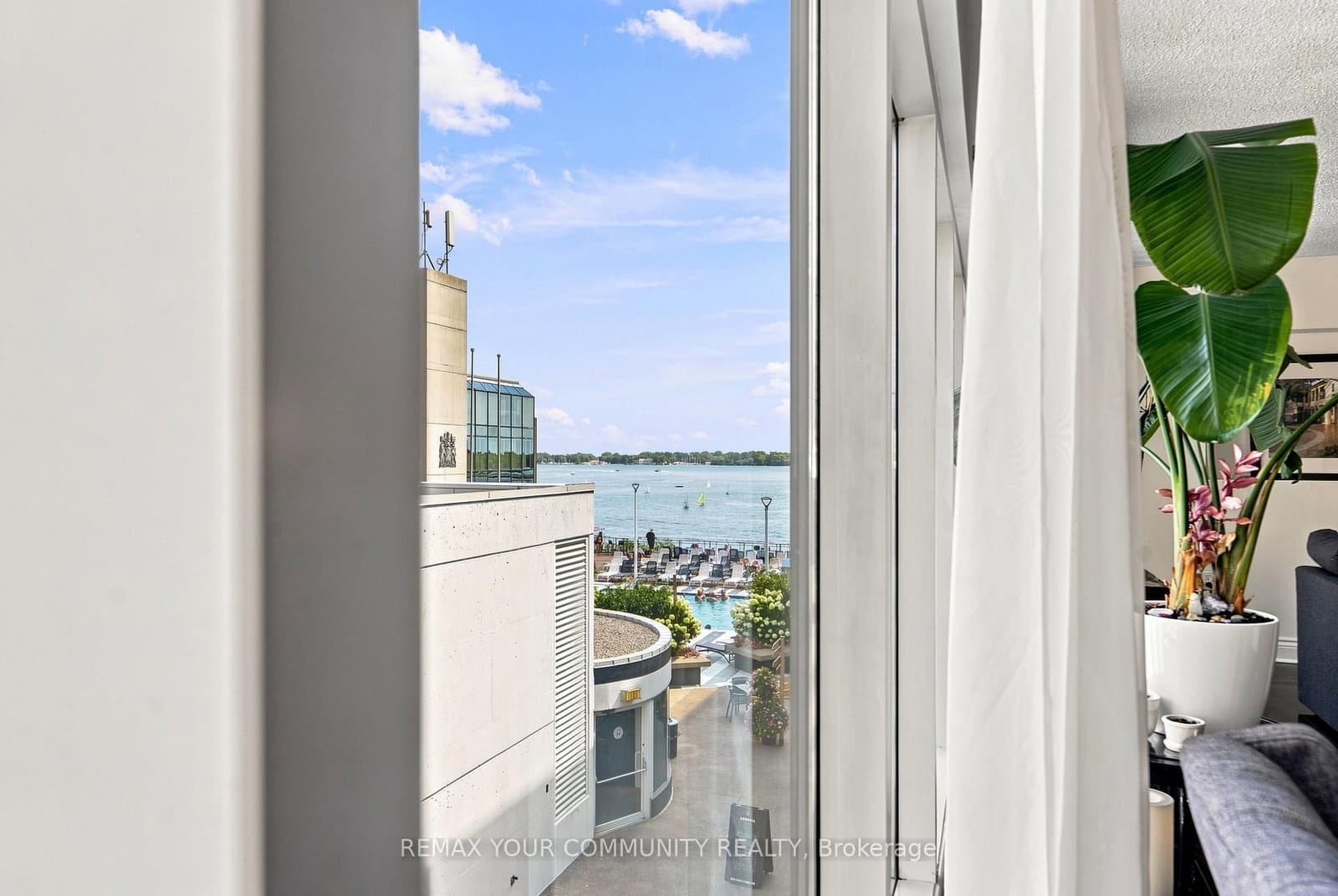 251 Queens Quay, Unit 705 thumbnail 18