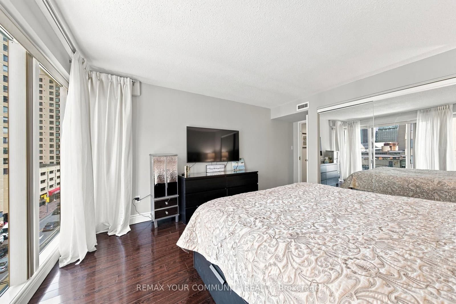 251 Queens Quay, Unit 705 thumbnail 33
