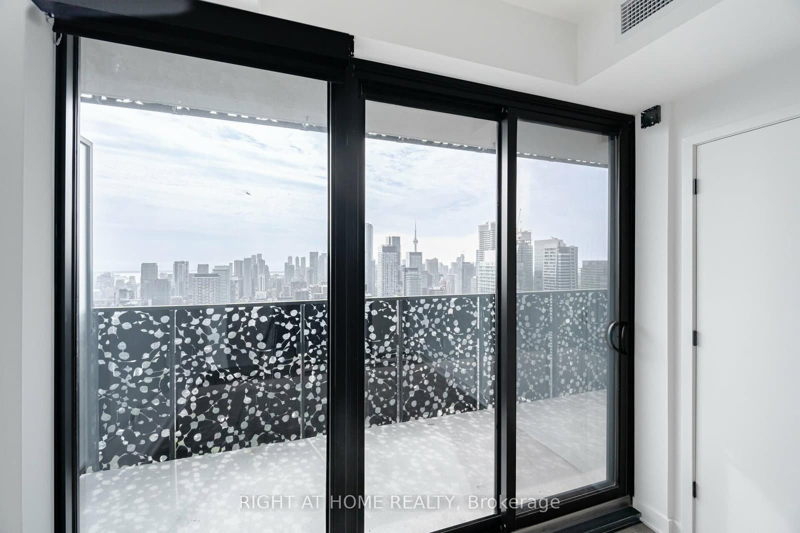55 Charles Street E, Unit 4403 thumbnail 17