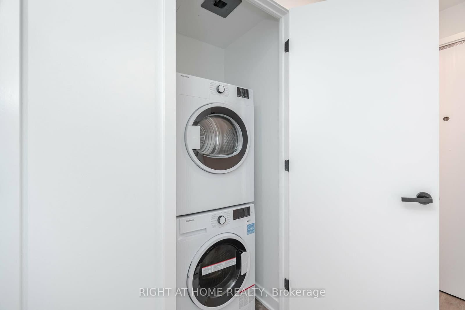 55 Charles Street E, Unit 4403 thumbnail 30