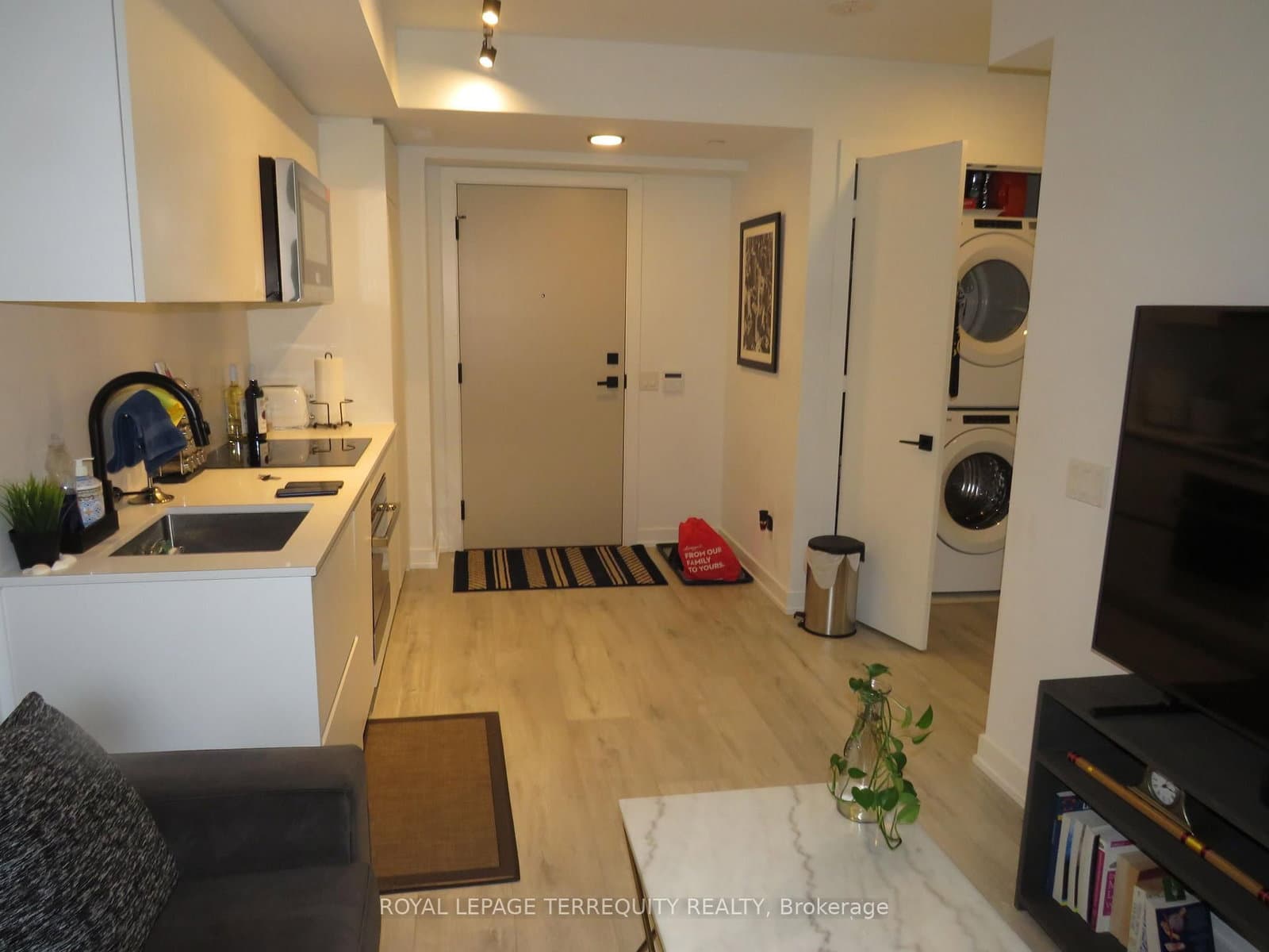 327 King Street W, Unit 805