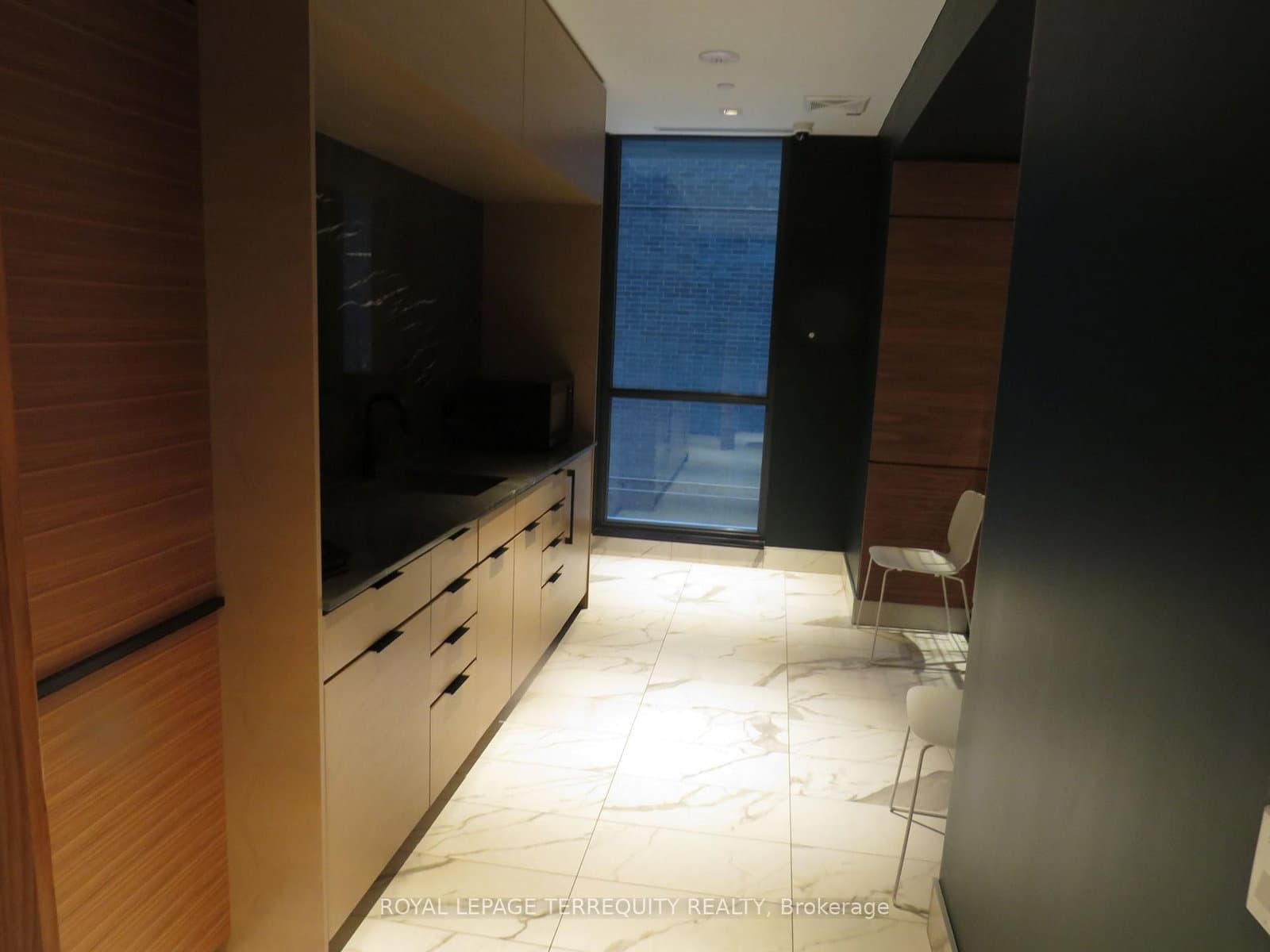 327 King Street W, Unit 805 thumbnail 9